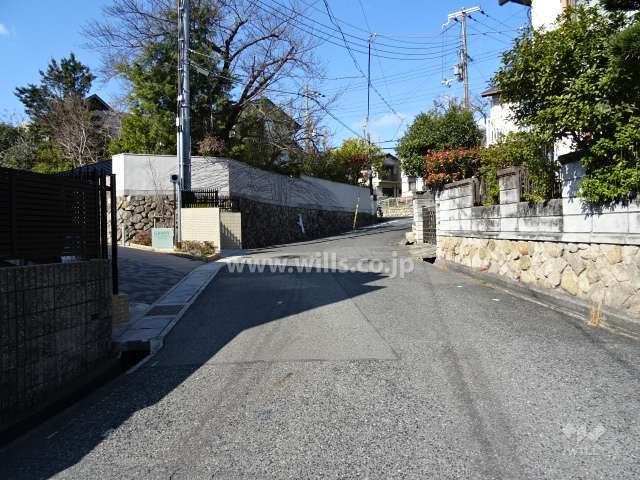 敷地南東側の前面道路。周辺はマンションと一戸建てなどが混在する静かな住宅地です。