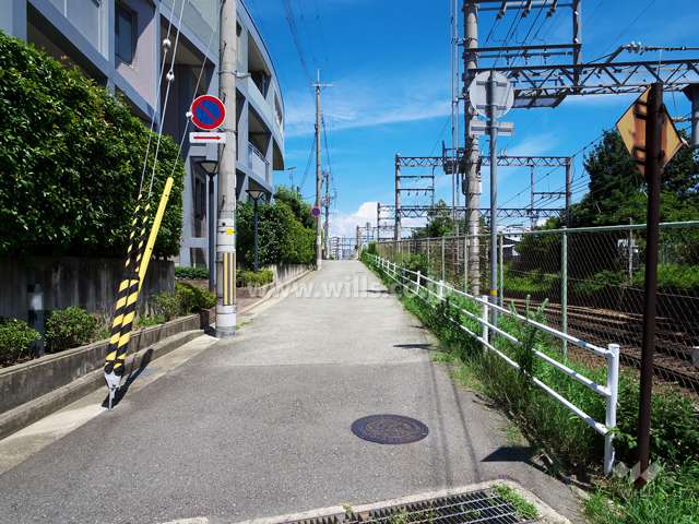 敷地南側の前面道路。道を挟んで阪急宝塚線が走っています。