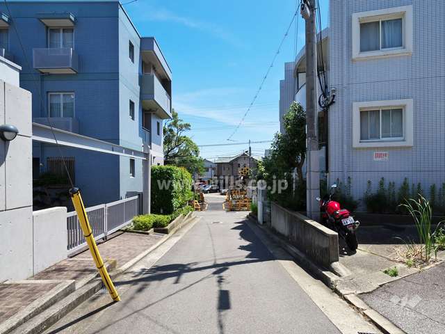 敷地西側の前面道路