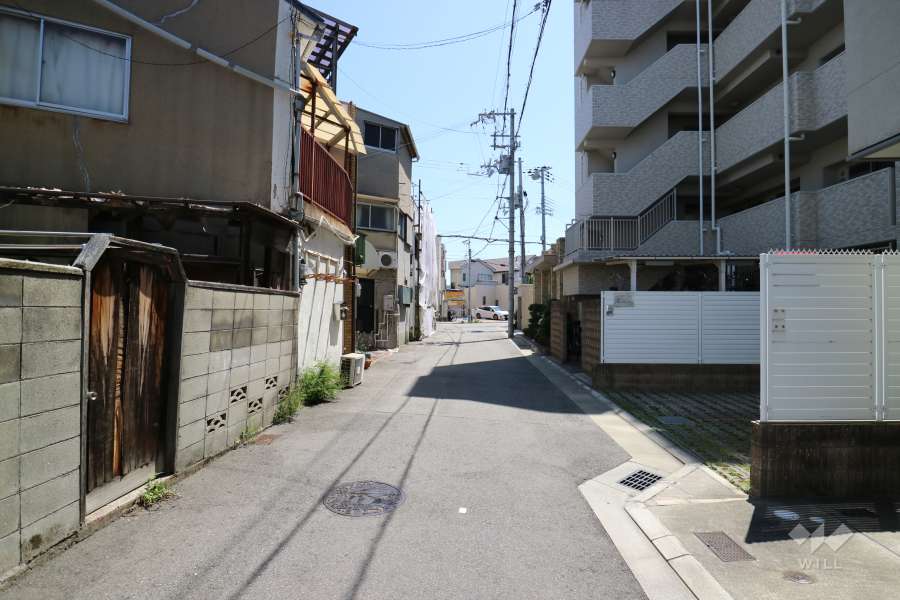 敷地北側の前面道路（西側から）
