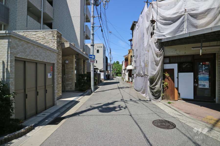 敷地北側の前面道路（東側から）