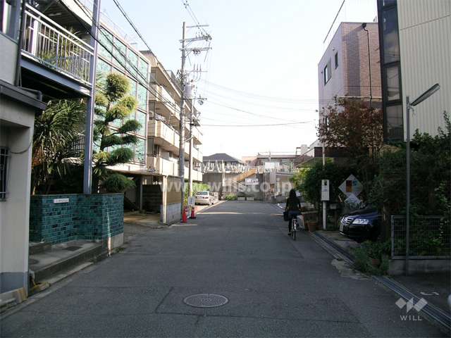 周辺はマンションと一戸建てが混在する街並（敷地南側に墓地があります）