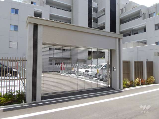 駐車場入り口（リングシャッター付き）