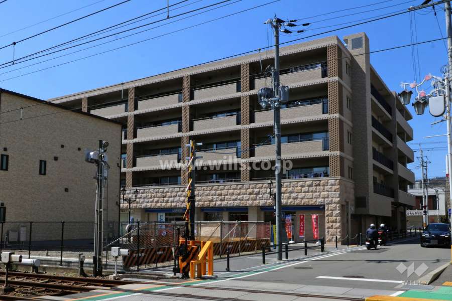 敷地東側の前面道路、阪急箕面線が通っています。
