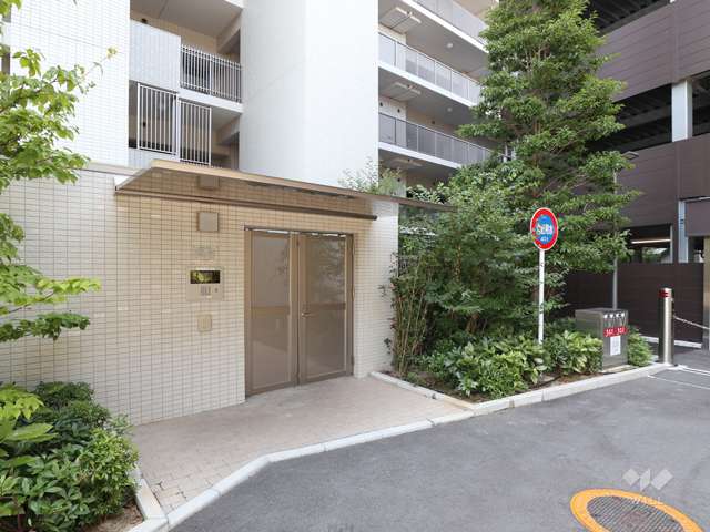 立体駐車場側のエントランス