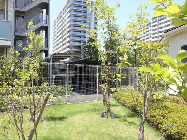 駐輪場（フェンスの向こう側）