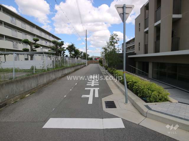 敷地北西側の前面道路（南西側から）