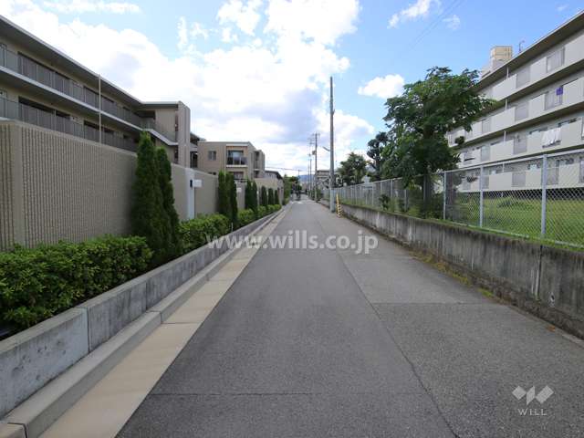 敷地北西側の前面道路（北東側から）