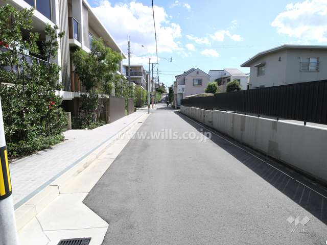 敷地南西側の前面道路（北西側から）