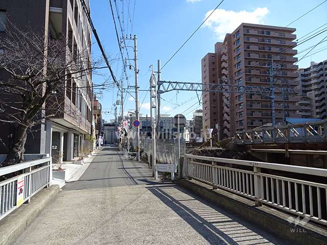 敷地南側の前面道路。道路を挟んでJR東海道本線が走っています。