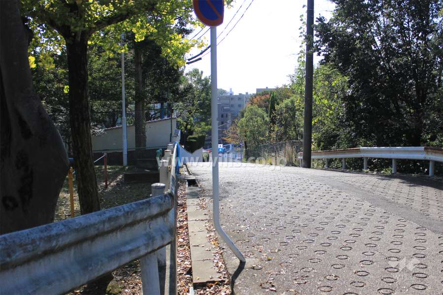 敷地西側の前面道路。坂道になっています。