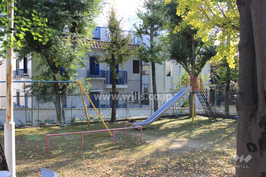 ベルシャトー高峰B2棟の遠景。公園に隣接しています。