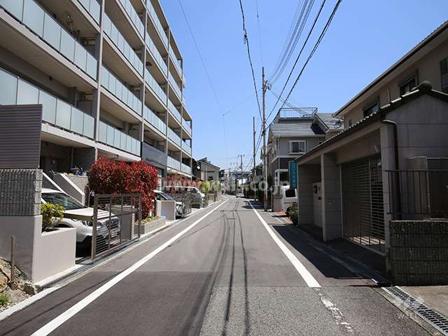 敷地南側の前面道路