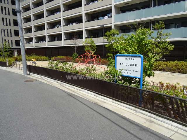 敷地に隣接して公園があります。