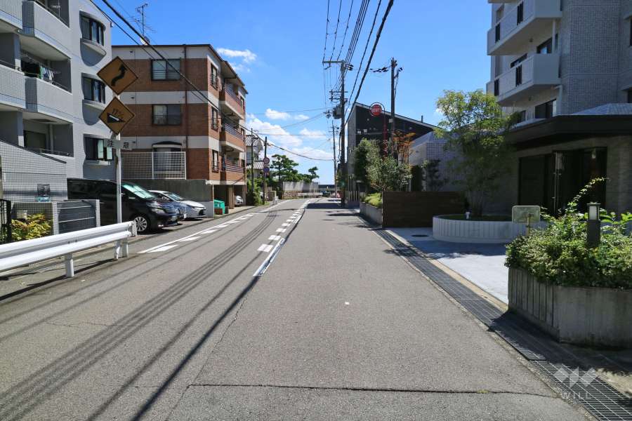 敷地北側の前面道路（西側から）