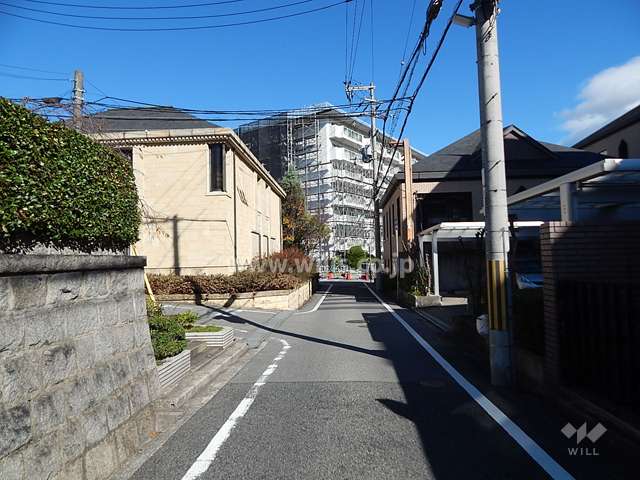 敷地北側の前面道路（西側から）