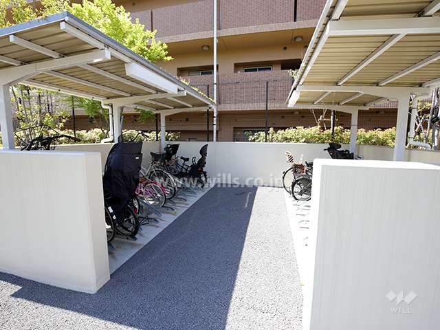 屋根が緑化された駐輪場