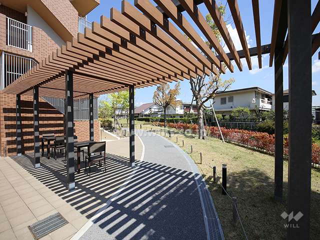 F棟北側にある公園に続く、通路
