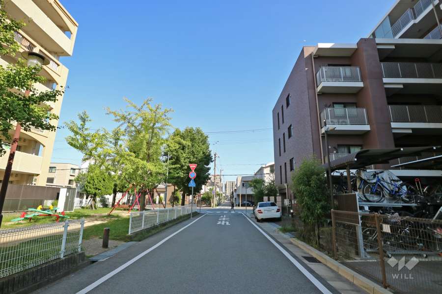 敷地北東側の前面道路（北西側から）