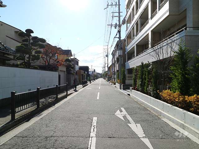 周辺はマンションと一戸建てなどが混在する静かな住宅地です。