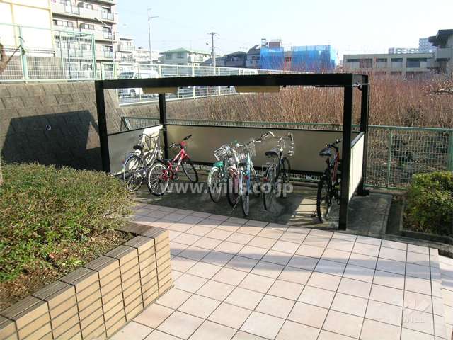 エントランス横にある駐輪場