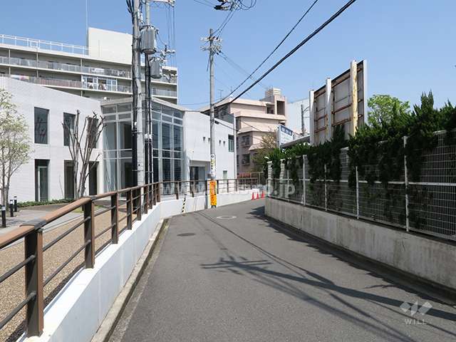 前面道路とマンション建物一部
