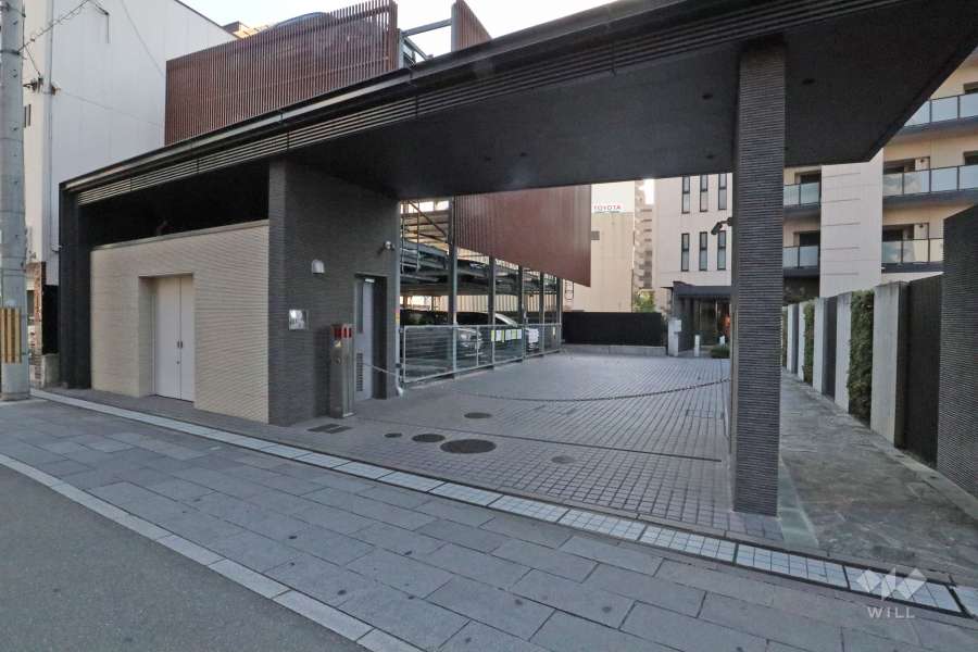 エントランスアプローチと駐車場の出入り口（ロボットゲート付き）