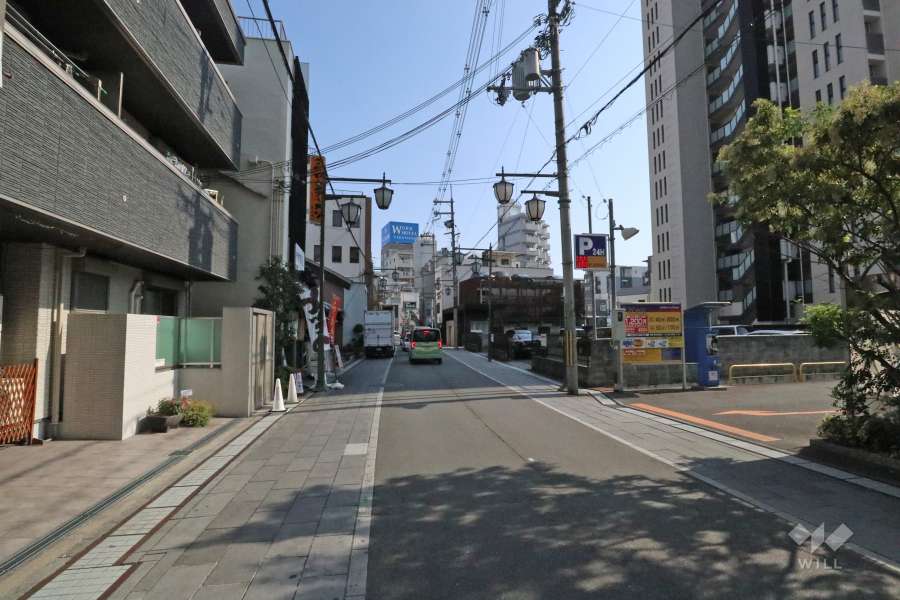 敷地北側の前面道路（西側から）