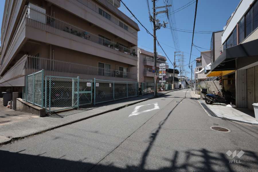 敷地東側の前面道路（南側から）