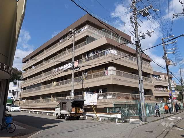 プレジデント宝塚の外観（南東側から）