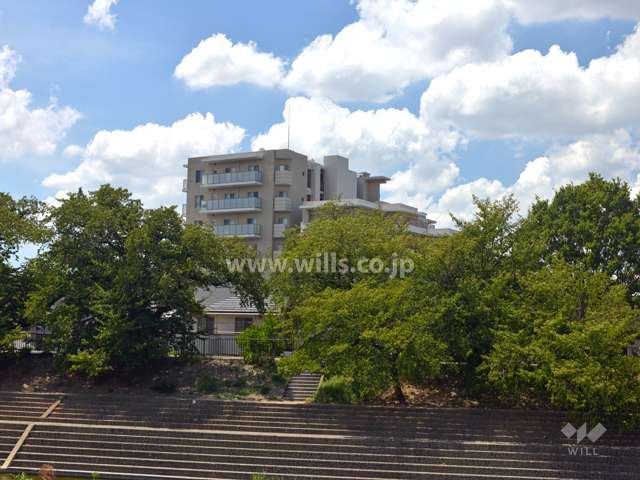 Brillia高槻桜堤公園の遠景。芥川を挟んで北東から