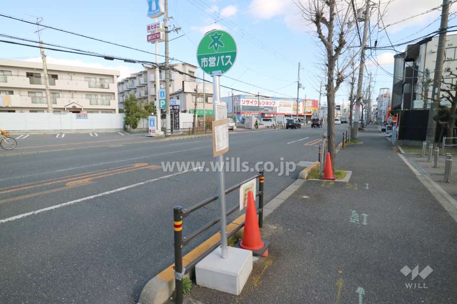 マンション前にバス停があります。