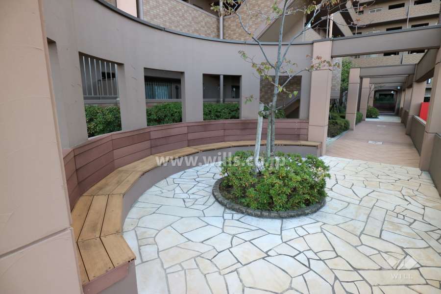 エントランスアプローチにあるベンチ