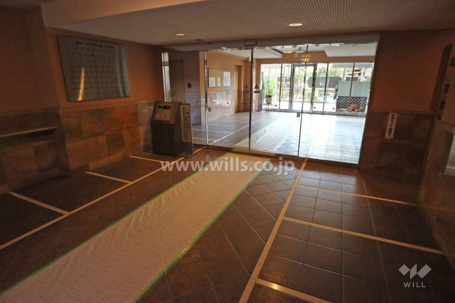 エントランスはオートロック付きです。