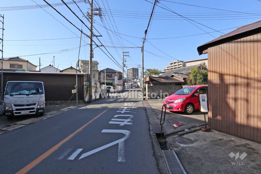 敷地北東側の前面道路