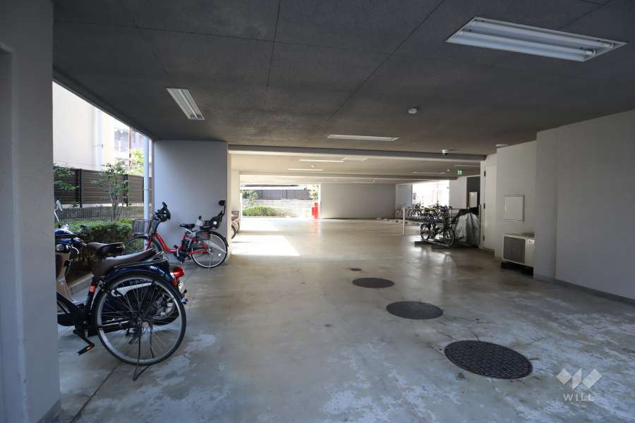 敷地内駐車場（屋内平面式）と駐輪場