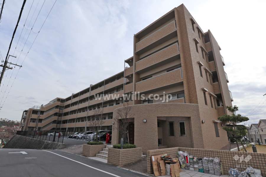 アソシア高槻松ヶ丘ヴェルヴィスタの外観（北西側から）