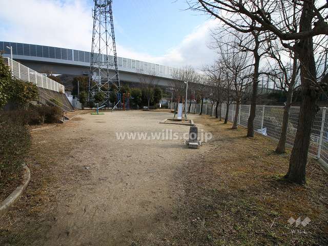 敷地に隣接する児童公園