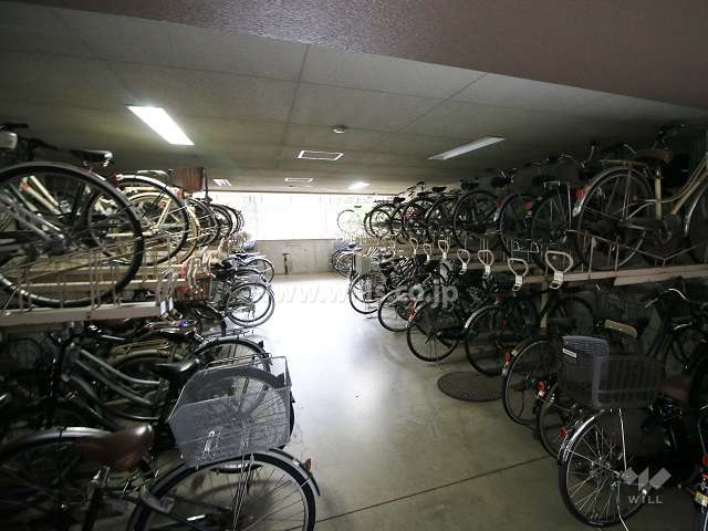 屋内に設けられた駐輪場