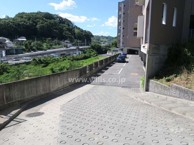 駐車場出入り口