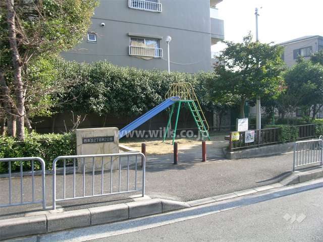 敷地西側に隣接する公園
