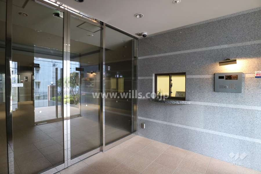 エントランスはオートロック付きです。