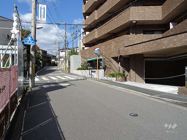 前面道路とマンション建物一部