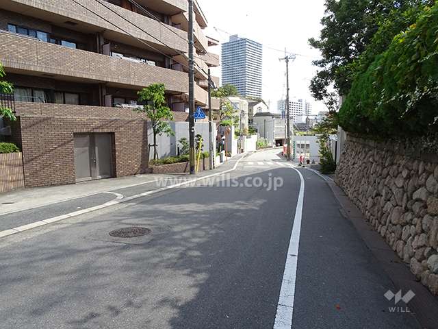 前面道路とマンション建物一部