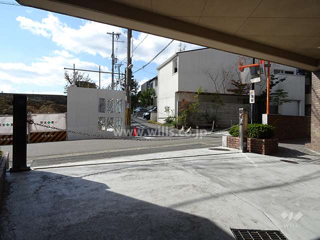 駐車場出入り口（ロボットゲート付き）