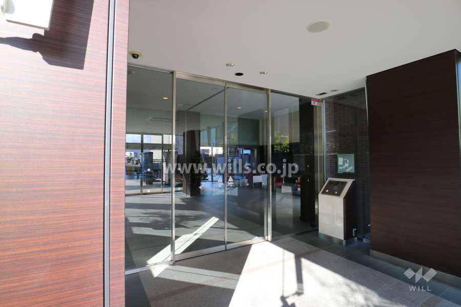 南側エントランス、オートロック付きです。