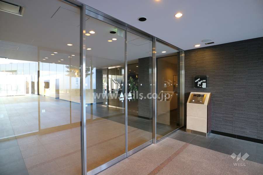 北側エントランス、オートロック付きです。