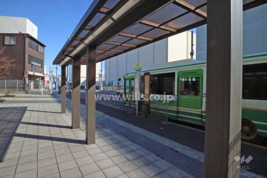 敷地外南側バス停「明治電々前」