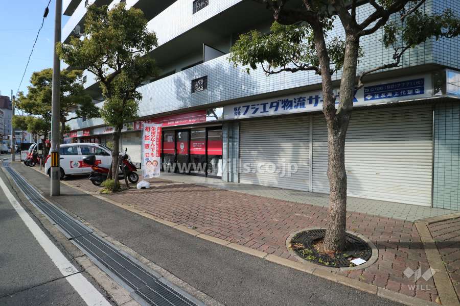 マンションの1階部分は店舗になっております。