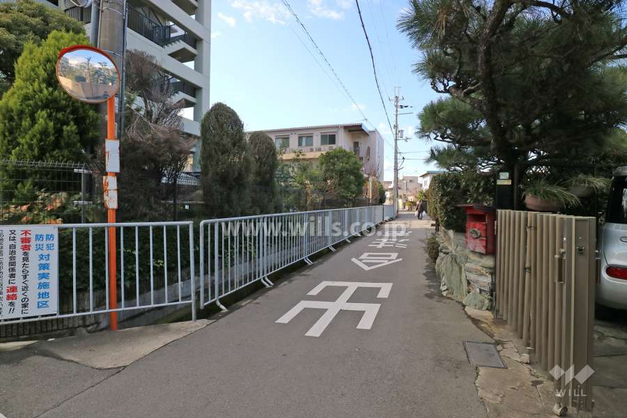 敷地北側の前面道路